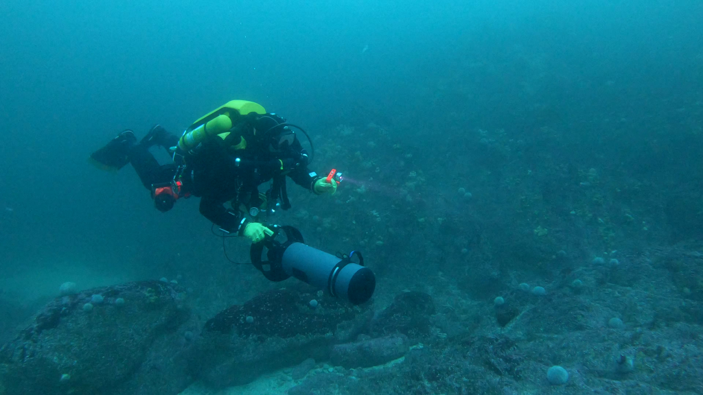 Jun Ho searching for a lost ship wreck